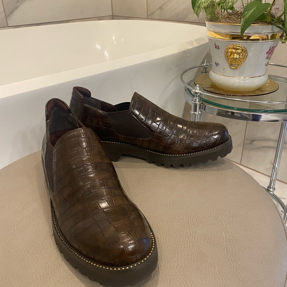 Vaneli Zivana Weatherproof slip-on loafers in brown crocodile-embossed 7N NWOB